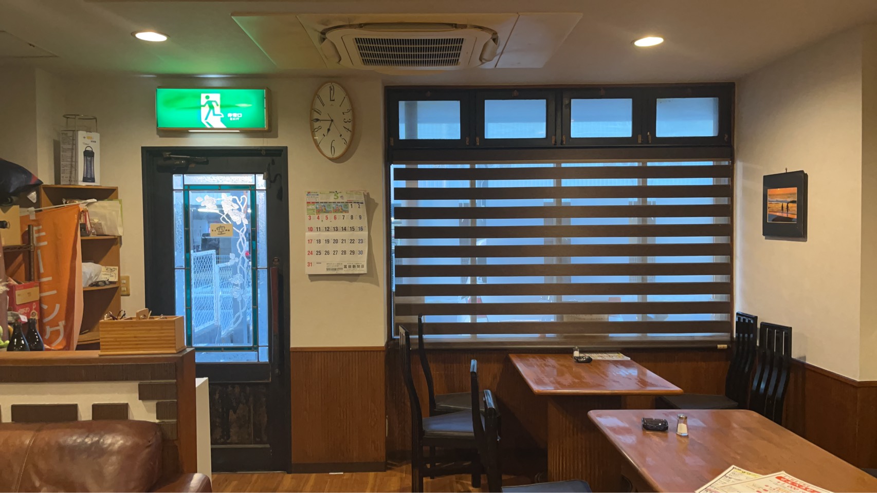 ちょい飲み酒場2ndの落ち着いた店内